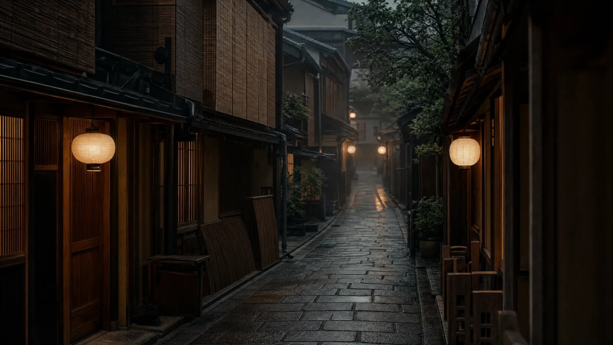 京都・祇園の早朝、提灯の灯る石畳の路地