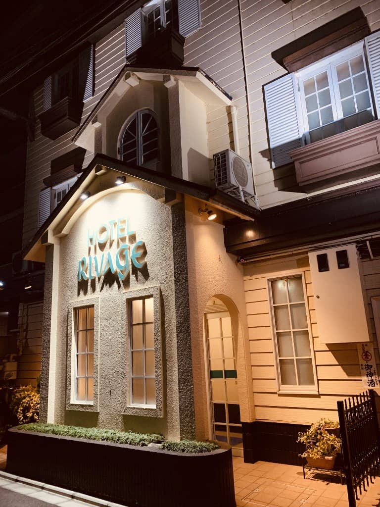 HOTEL RIVAGEの夜の外観、あたたかな灯りの看板
