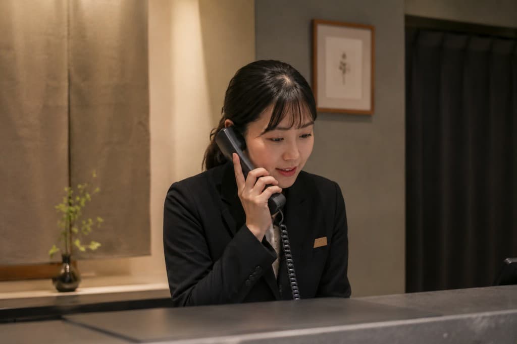 フロント受付でお電話のご予約を承るスタッフ